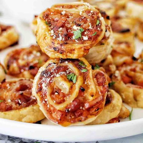 Dance Snacks, Bacon Pinwheels, Puff Pastry Bacon, Pinwheel Sandwich Recipes, Pinwheels Appetizers, Pastry Snacks, Bacon Puffs, Puff Pastry Snacks, Puff Pastry Recipes Savory