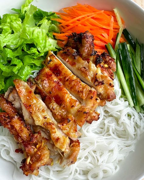 Air-fryer Vietnamese Lemongrass Chicken Lemongrass Chicken Vietnamese, Vietnamese Lemongrass Chicken, Vietnamese Recipes Chicken, Lemongrass Chicken Recipe, Lemon Grass Chicken, Lemongrass Recipes, Spicy Peanut Noodles, Lemongrass Chicken, Vietnamese Chicken