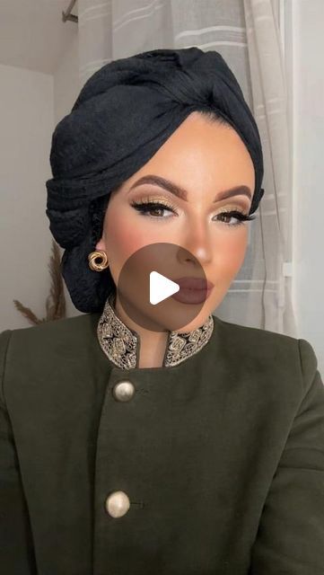 MAKE UP BY CALI 🍉 on Instagram: "NEW TUTORIAL TURBAN 💫  J’ai kiffé le faire celui ci haha  J’aime bien ça fait coupe à l’ancienne… mais avec un turban hihi. Ma veste est une ancienne collection de chez ZARA.   #turban #tutorial #idea #makeupartist #reels #newreels #reelsinstagram #reelsvideo #newpost #tutorialsvideos #turbanmakeup #mua #makeupaddict #ideas #christmaslook #christmasiscoming #newyearlook #look #newlook #reelsviral #outfitoftheday #turbanista #wakeupandmakeup" Turban On Short Hair, Black Turban Outfit, Tutorial Turban Hijab, Hijab Turban Style Tutorials, Turban Style Outfits, Turban Style Tutorial, Turkish Fashion Modern Style, Turban Hijab Tutorial, Headwrap Outfit