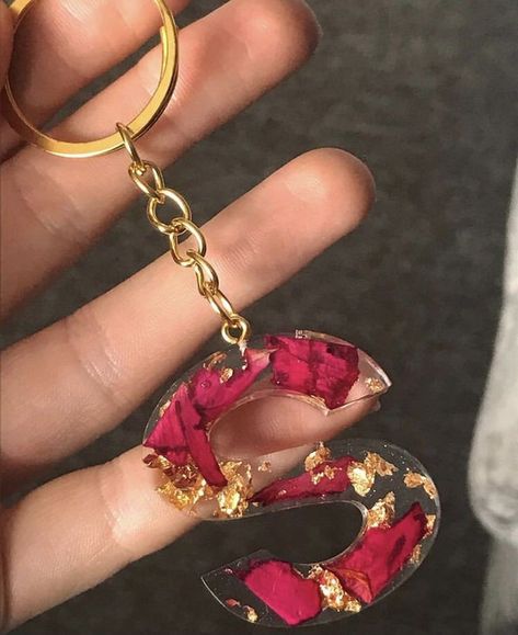 Customised keychain with Rose petals and Gold foil 💫🌹 Gives a chic looks to your daily life... #resin #customizedkeychain #resinartmumbai Rose Petal Resin Keychain, Resin Keychain Ideas, Resin Art Keychain, Diy Resin Gifts, Resin Gifts, Art Keychain, S Initial, Resin Pendants, Emoji For Instagram