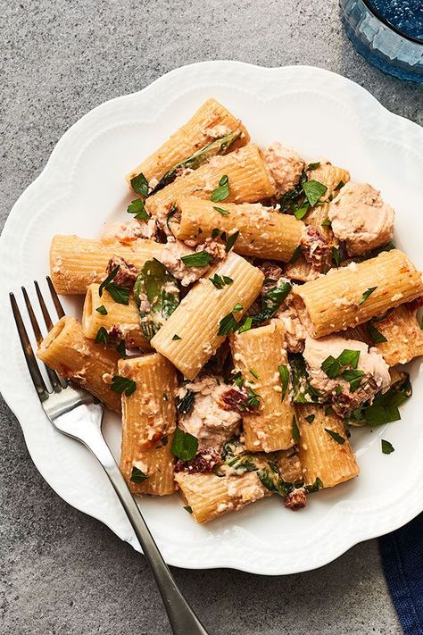 This quick and easy 25-minute creamy salmon pasta recipe incorporates sun dried tomatoes, rigatoni pasta, shallots, garlic, basil, salmon, lemon and parsley to create the ultimate comfort food meets seafood recipe. Whether you’re looking to eat this salmon recipe for a quick and easy weeknight dinner or pack it for lunch the next day, it’s a great choice for an Italian recipe. #italianrecipes #pastarecipes #salmonrecipes #seafoodrecipes #salmonpasta #seafoodpasta #comfortfood Salmon Sundried Tomato, Salmon Receipts, Pasta With Sun Dried Tomatoes, Salmon Dinners, Creamy Salmon Pasta, Salmon Pasta Recipes, Creamy Salmon, Sundried Tomato Pasta, Halibut Recipes