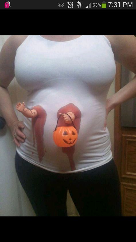 For pregnant zombie Halloween costumes, no need to hide that bump when you emphasize it to scare the hell out of people. Halloween Costumes Pregnant Women, Mom Halloween Costumes, Mom Costumes, Zombie Halloween Costumes, Pregnancy Costumes, Pregnant Halloween Costumes, Zestaw Ikon, Creative Mom, Hallowen Costume