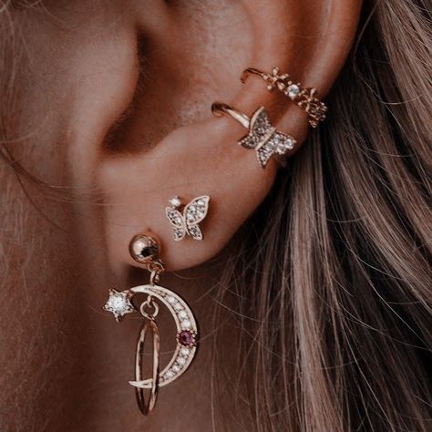 Multiple Ear Piercings Aesthetic, Piercings Idea, Ear Piercings Aesthetic, Piercings Aesthetic, Multiple Piercings Earrings, Ear Styling, Piercings Earrings, Pretty Ear Piercings, Cool Piercings