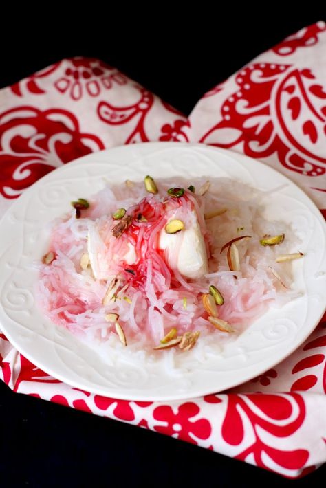 Kulfi falooda recipe, a delicious, summer frozen dessert. Indian ice cream is served on a bed of basil seeds, falooda noodles and drizzled with rose syrup. @sailu Kulfi Falooda, Indian Ice Cream, Falooda Recipe, Easy Indian Dessert, Desi Street Food, Rose Syrup, Kulfi Recipe, North Indian Recipes, Basil Seeds