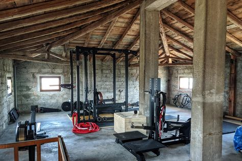 Home Gym Attic, Attic Gym Ideas, Attic Gym, Attic Guest Room, Attic Man Cave, Bike Workshop, Attic Room Ideas, Iron Bed Frame, Airy Room