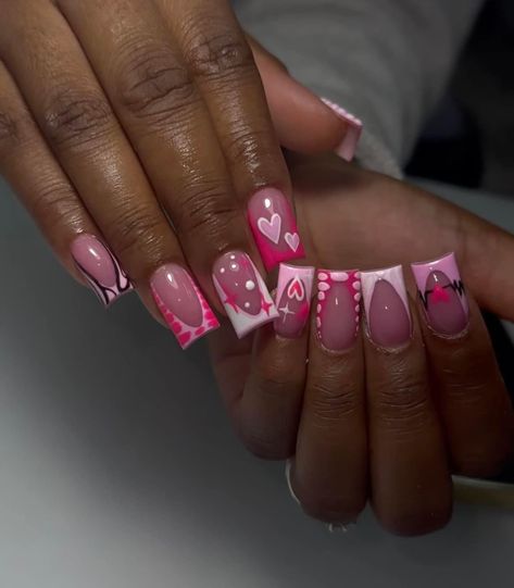 Short Set Acrylic Nails Pink, Pink Acrylic Nails Square Short, Pretty Nails With Designs, Cute Nails Short Pink, Short Nails Acrylic Color Ideas, Short Cute Summer Nails, Short Pink Acrylic Nails Design, Short Nails Acrylic Design 2024, Short Acrylic Nails With Design