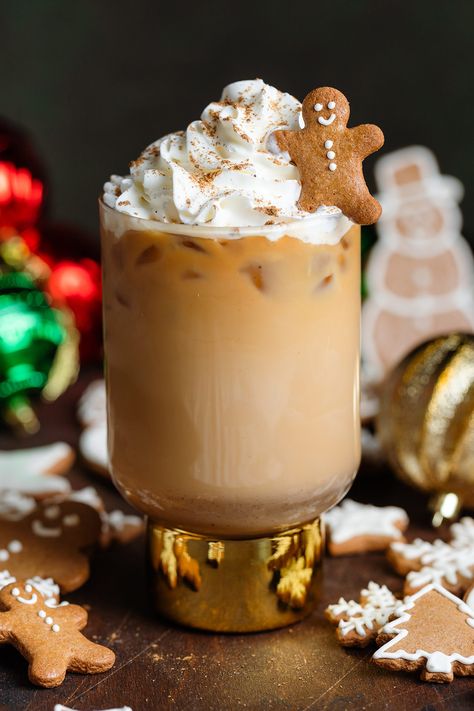 Gingerbread Iced Coffee, Gingerbread Cold Foam, Christmas Cafe Drinks, Christmas Drinks Coffee, Christmas Beverages Non Alcoholic, Gingerbread Mocktail, Unique Lattes, Christmas Lattes, Gingerbread Drink