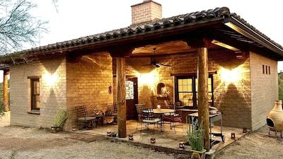 Adobe Casita, Adobe Home, Desert Living, Adobe House, Cob House, Spanish Style Homes, Architecture Model Making, Country Homes, Natural Building