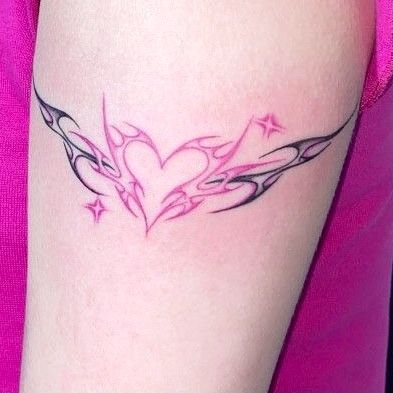 Pink Y2k Tattoo, Heart Sigil Tattoo, Y2k Heart Tattoo, Pink And Black Tattoo, Pink Heart Tattoo, Red Heart Tattoos, Hippie Tattoo, Tattoo Apprenticeship, Pink Tattoo