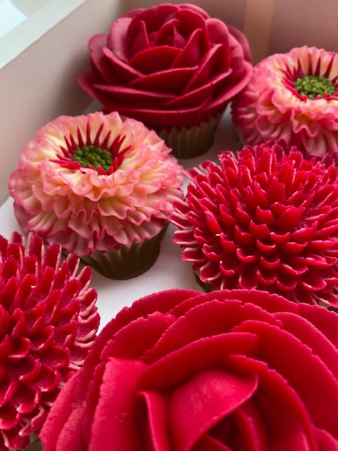 Red Flower Cupcakes Ideas, Le Fluer, Frosting Flowers, Cupcake Decorating Tips, Buttercream Flower, Buttercream Flower Cake, Buttercream Cake Decorating, Elegant Birthday Cakes, Floral Cupcakes