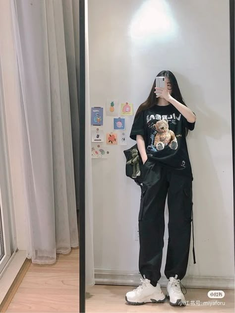 Pin/donisiavashan ⚡ Ulzzang Outfit, Korean Outfit Street Styles, I Land, Korean Casual Outfits, Style Korea, Korean Fashion Dress, Tomboy Style Outfits, Korean Girl Fashion, Fashionista Clothes