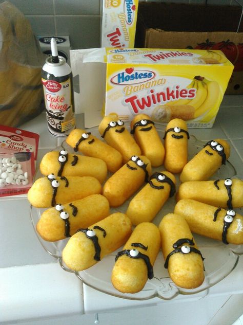 Minions Movie Night, Minion Snacks, Minion Twinkies, Minion Party Decorations, Hostess Twinkies, Movie Night For Kids, Despicable Me Party, Minion Christmas, Minions Party