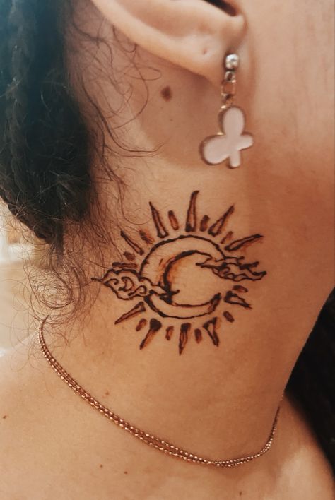 Sun and moon henna design Moon And Sun Henna, Sun Moon Henna, Moon Henna Design, Moon Mehedi Degins, Sun Moon Henna Tattoo, Henna Moon Design, Moon Henna, Eid Henna Moon, Sun Henna