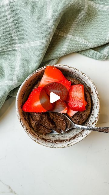 Christina Klapper RDN | Healthy & Easy Recipes on Instagram: "Flourless Chocolate mug cake ✨♥️

✅1 egg
✅2 tbs almond milk or milk of choice 
✅2 tsp peanut butter
✅2 tbs cocoa mix
✅1 tbs maple syrup or honey
✅1 tsp vanilla extract
✅1/2 tsp baking powder 

Add ingredients into a small bowl or LARGE mug. Use a whisk (electric preferred to make sure it’s mix thoroughly) cocoa can be hard to mix & tends to sit on top. Make sure to use a large mug or it can overflow!!! 

Microwave for 1.5-2 minutes depending on your microwave ❤️ optional but highly recommended: add sliced strawberries and an additional drizzle of maple syrup on top! 

#mugcake #chocolate #flourless #flourlesschocolatecake #chocolatecake #healthylifestyle #healthyfood #healthydessert #healthydesserts #microwave" Healthy Easy Recipes, Chocolate Mug Cake, Sliced Strawberries, Flourless Chocolate Cakes, Chocolate Mug Cakes, Chocolate Mugs, Flourless Chocolate, Cocoa Mix, Large Mug