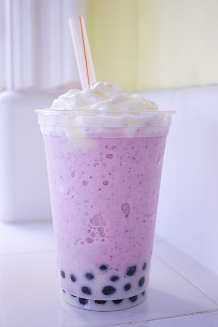 Taro Milk Tea with Pearls Taro Bubble Tea, Bubble Tea Recipe, Bubble Tea Boba, Boba Drink, Bubble Milk Tea, Kawaii Food, Boba Tea, Drink Milk, Tea Recipes