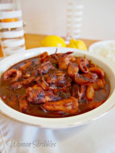 Sweet and spiy squid perfect with a heaping plate of rice. It is a sweet, slightly spicy and very sauce dish. Pusit Recipe, Cuttlefish Recipes, Squid Recipes, Calamari Recipes, Happy Eating, Pinoy Recipes, Mussels Recipe, Filipino Foods, Crab Rangoon