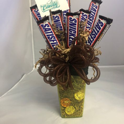 Candy Gifts Diy, Candy Arrangements, Candy Bouquet Diy, Lover Photo, Valentine's Day Gift Baskets, Types Of Candy, 30th Birthday Decorations, Christmas Basket, Spiderman Birthday Party