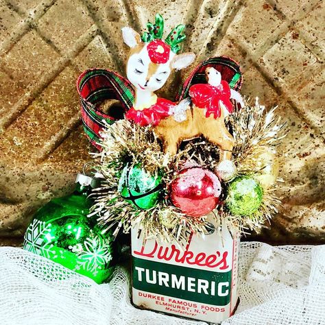 Spice Tins Christmas, Vintage Spice Tins Christmas, Spice Tins Repurposed, Decorated Tins, Tin Ideas, Tin Ornaments, Vintage Christmas Crafts, Antique Tins, Christmas Boxes