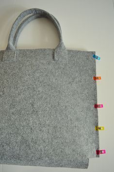 Felt Bag – Tutorial » BERNINA Blog Felt And Leather Bags, Felt Purse Diy, Felt Bag Pattern, Sewing Simple, Simple Sewing Tutorial, Felt Tote Bag, Felt Bags, Felt Sewing, Felt Tote