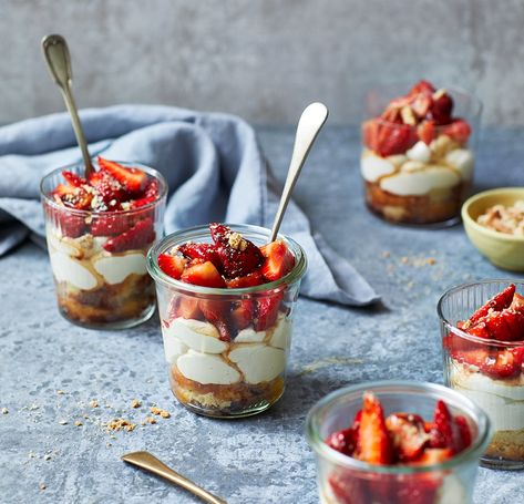 Strawberries and Balsamic Vinegar of Modena make the perfect parfait! We've long believed that strawberries and Balsamic Vinegar make the dream combination…now you can judge for yourself! Balsamic Strawberries, Balsamic Marinade, Frozen Treats Recipes, Balsamic Recipes, Strawberry Balsamic, Balsamic Recipe, Lemon Drizzle Cake, Roasted Strawberries, Digestive Biscuits