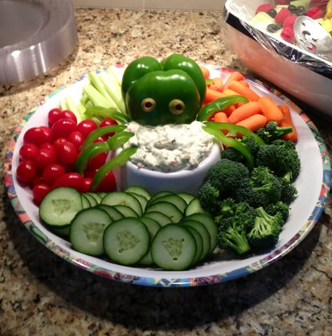 Octopus veggies for nautical theme baby shower. Under Sea Food Ideas, Gender Neutral Baby Shower Themes, Decorações Com Comidas, Vegetable Tray, Sea Baby Shower, Sea Birthday Party, Mermaid Baby Showers, Mermaid Parties, Veggie Tray