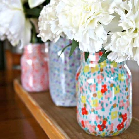 With just mason jars, strips of fabric, and Mod Podge, you can create some beautiful vases that will brighten up your decor this Spring! Spring Mason Jar, Diy Frühling, Mason Jar Projects, Mason Jar Vases, Diy Ombre, Mason Jar Flowers, Diy And Crafts Sewing, Painted Jars, Cute Diy