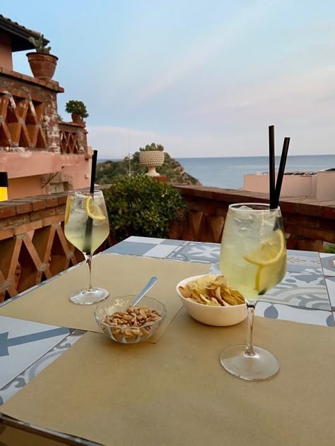 Limoncello spritz in Sicily, Italy Limoncello Spritz Aesthetic, Cowgirl Aesthetic Outfit, Olive Recipes Appetizers, Italian Aperitivo, Limoncello Spritz, Cocktails Summer, Sunset Drink, Italy Winter, Italian Girl