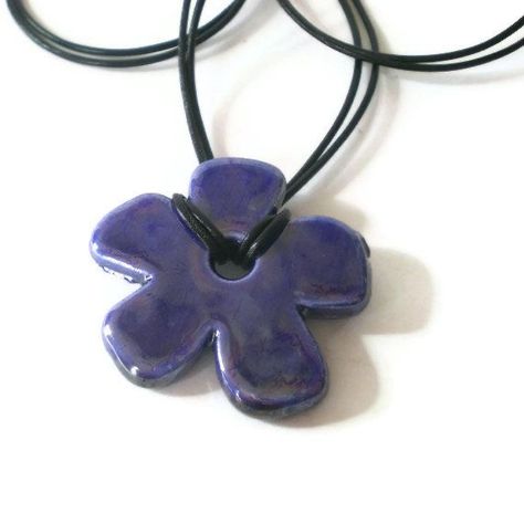 Blue Flower Necklace, Necklace Ceramic, Clay Diy Projects, Tanah Liat, Keramik Design, Pottery Crafts, Dope Jewelry, Clay Art Projects, Ceramic Flower