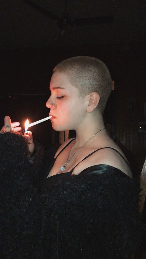 Shaved head girl smoke cigarette Shaved Head Girls, Girls Shaved Head, Shaved Head Outfits, Blonde Shaved Head, Shaved Head Aesthetic, Girl Shaved Head, Buzzcut Women Aesthetic, Woman Shaved Head, Girl With Shaved Head