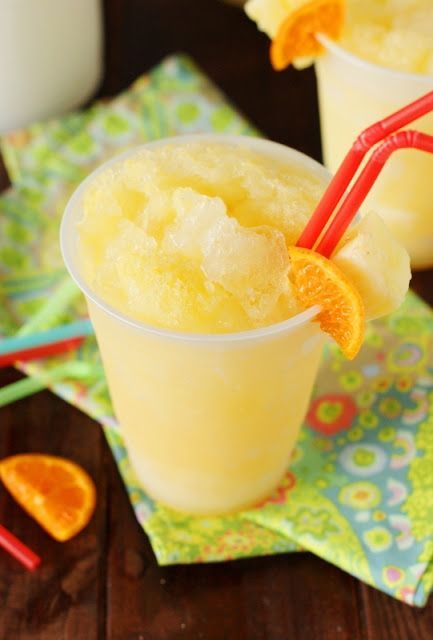 Holiday Party Punch, Tropical Cocktail Recipes, Citrus Drinks, Slush Recipes, Slushie Recipe, Frozen Lemonade, Fruity Drinks, Party Punch, Rum Drinks