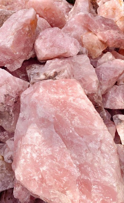 Rose Quartz Aesthetic, Quartz Aesthetic, Aesthetic Crystals, Crystals Rose Quartz, Iphone Wallpaper Aesthetic, Crystal Altar, Aesthetic Roses, Crystal Aesthetic, Cellphone Wallpaper Backgrounds