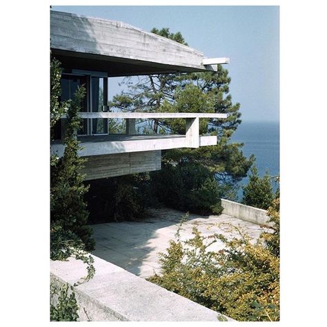 L A S C A L A | Villa La Scala, perched on a cliff in a spectacular position overlooking Lake Garda, was designed by Vittoriano Viganò in… Brescia Italy, Swimming Pool House, Mid Century Architecture, Vigan, Concrete House, Brutalist Architecture, Lake Garda, Brutalism, Beautiful Architecture