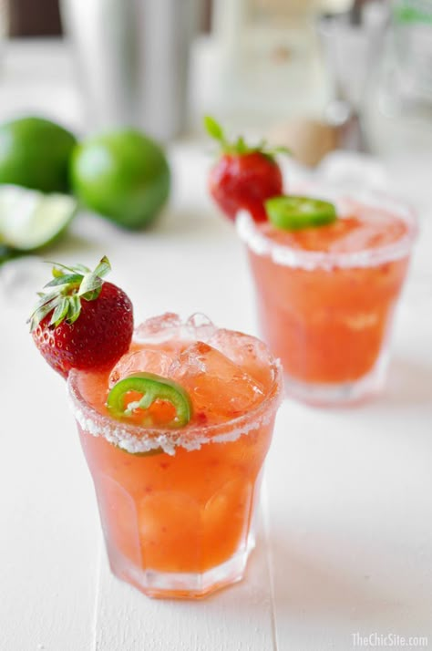 Fresh Strawberry Jalapeño Margarita, pink cocktail, tequila cocktail, summer cocktail Watermelon Mojito Recipe, Strawberry Jalapeno Margarita, Strawberry Cocktails, Watermelon Mojito, Spicy Cocktail, Jalapeno Margarita, Spicy Margarita, Strawberry Margarita, Mojito Recipe