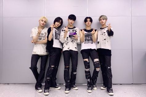 TXT performed their comeback stage for "0X1=Lovesong" on SBS MTV's "THE SHOW," and took first place trophy. Frozen Activities, Kpop Concert Outfit, Concert Fits, Tomorrow X Together, Love Song, Concert Outfit, Love Songs, Mtv, Boy Bands