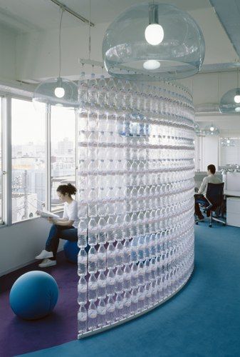 Water bottle wall... could be a fun class project about recycling and could be used as a reading nook. Kids could "earn" the right to sit in the nook during personal reading time if they get the best grade on a test, earn so many points, etc. - Selenamarie318 Bottles Wall, Reuse Plastic Bottles, Plastic Bottle Art, Wall Diy, Bottle Wall, Plastic Bottle Crafts, Divider Wall, Cardboard Furniture, Diy Cardboard