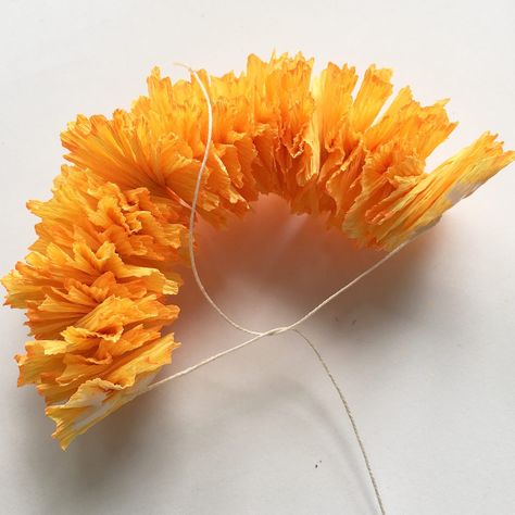 How to make Marigold paper flower - The Paper Heart Dholki Decor, Spelt Recipes, Workshop Inspiration, Hyacinth Flowers, Săpunuri Handmade, Folding Origami, Diwali Craft, Wine Bottle Diy Crafts, Marigold Flower