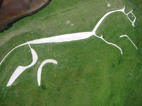 Ancient Land Art - One of the oldest chalk carvings in the UK is the bronze-age Uffington White Horse. Dating back some 3,000 years it's still very visible on the slopes of White Horse Hill, Uffington. One of England's most famous prehistoric monuments. Science Tattoo, Standing Stone, Mysterious Places, Sacred Places, White Horses, British History, Bronze Age, Stonehenge, White Horse