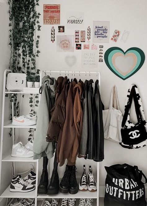 Bed In Closet Ideas, Aesthetic Room Ideas, Wardrobe Room, Pinterest Room Decor, Redecorate Bedroom, Cozy Room Decor, Bed In Closet, Minimalist Room, Pretty Room