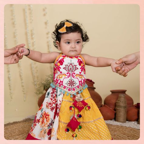 ✨ Red Floral Bandhani Flared Lehenga Choli ✨ Comfort meets style with Halemons! Designed for kids aged 0-10 years, our festive Chaniya Choli outfits are crafted from 100% pure Handloom fabric. Add a touch of festive vibes to your kid’s wardrobe and make this festive season special with Halemons. 🎉👶 #halemons #halemonskids #festiveseason #festive2024 #newcollection #rakhioutfit #rakhi2024 #navratri2024 #rakhicelebration #ethnicwear #festivefashion #indianfestivewear Kids Navratri Outfits, Chaniya Choli For Kids, Baby Lehenga, Flared Lehenga, Handloom Fabric, Red Lehenga, Chaniya Choli, Lehenga Choli, Festival Wear