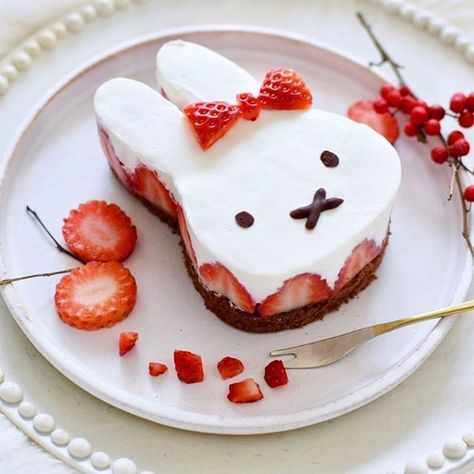 Miffy strawberry cake Sushi Dessert, Kawaii Dessert, Kawaii Cooking, Cute Baking, Pretty Dessert, Think Food, Piece Of Cake, Kawaii Food, Cute Desserts