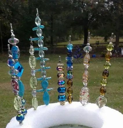 Garden Sparklers, Garden Art From Junk, Garden Wands, Flea Market Gardening, Garden Totems, Beads Ideas, Garden Whimsy, Glass Garden Art, Fairy Wands