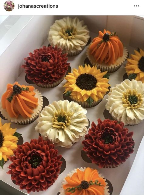 Autumn Floral Cupcakes, Fall Cupcake Design Ideas, Fall Cupcakes For Wedding, Cupcakes For Fall Wedding, Thanks Giving Cake Ideas Decoration, Fall Dessert Decorating Ideas, Fall Birthday Cupcakes For Women, Fall Cupcakes Aesthetic, Wedding Cupcakes Fall Colors