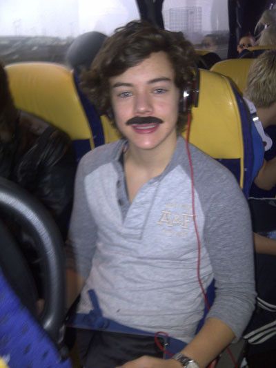 #Rare PIC: Harry on the X Factor Tour bus. Haha! Harry Styles, A Man, Funny