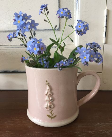 Pretty Forget-Me-Nots in gorgeous Jane Hogben Foxglove mug 💓 Forget Me Not Pottery, Flower Ceramic Mugs, Cute Ceramic Mugs Flower, Flower Handle Mug, Cute Ceramic Mugs With Flowers, Blue Cottage, Pottery Painting Designs, Pottery Crafts, Hello Spring