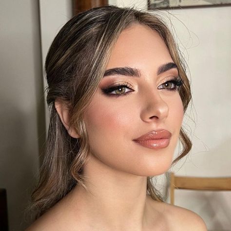 Celebs Are Obsessed With These Natural Makeup Looks Bronzy Glowy Makeup, Soft Nude Makeup, Debs Makeup, Glossy Makeup Look, Bronzy Makeup, Haldi Makeup, Glowy Summer Makeup, Glam Bridesmaid, Glam Bride Makeup