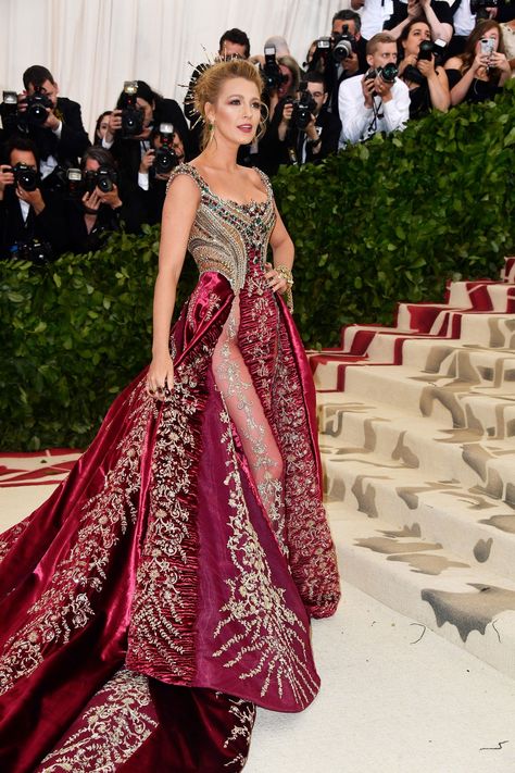 See what your favorite celebrities are wearing on the 2018 Met Gala red carpet. Blake Lively Met Gala, Met Gala Dresses, Gala Outfit, Met Gala Red Carpet, 90's Fashion, Gala Dresses, Sarah Jessica Parker, Dakota Johnson, Red Carpet Dresses