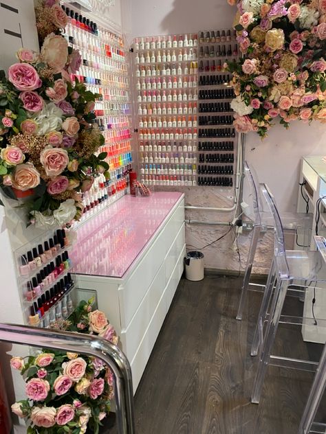 Garden Nail Salon, Nail Saloon Interiors, Tiny Nail Salon, Shed Nail Salon Ideas, Shed Salon Ideas, Nail Shed, Nail Suite, Iris Nails, Lashes Business