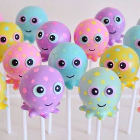 Cutest octopus cake pops or should I say octopi! https://www.the2tails.com Sea Animal Cake Pops, Sea Creature Cake Pops, Jellyfish Cake Pops, Cake Pop Animals, Axolotl Cake Pops, Fish Cakepops, Octopus Dessert, Octopus Birthday Cake, Octopus Cupcakes