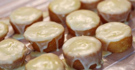 Aren't these just the cutest little cakes you've ever seen? They're Orange Blossoms, selected for this week's installment of the group My Gi... Orange Blossom Cake Recipe, Apple Tea Cake, Chocolate Tea Cake, Cinnamon Tea Cake, Green Tea Cake, Tea Cakes Recipes, Paula Deen Recipes, Love At First Bite, Orange Blossoms