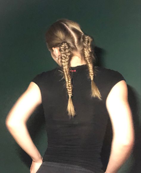 Haarstijl met twee staartjes en visgraatvelechten in blond haar Pigtail Fishtail Braids, Hairstyle Summer 2023, Braids Hairstyles For Summer, Low Pigtail Hairstyles, Fishtail Pigtails, Low Pigtails, Blonde Pigtails, Hairstyles For Spring, Fishtail Ponytail